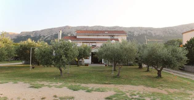 Appartamento Petrica n. 3 - con balcone, situato nel tranquillo villaggio di Jurandvor vicino a Bask