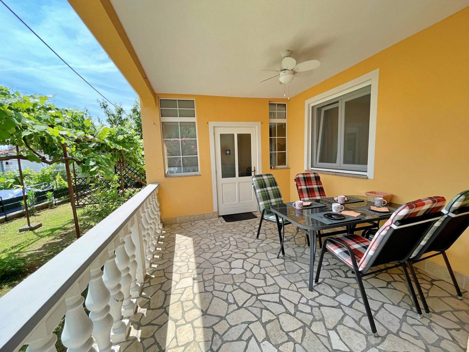Appartamento Mara A4 – Terrazza e vista giardino
