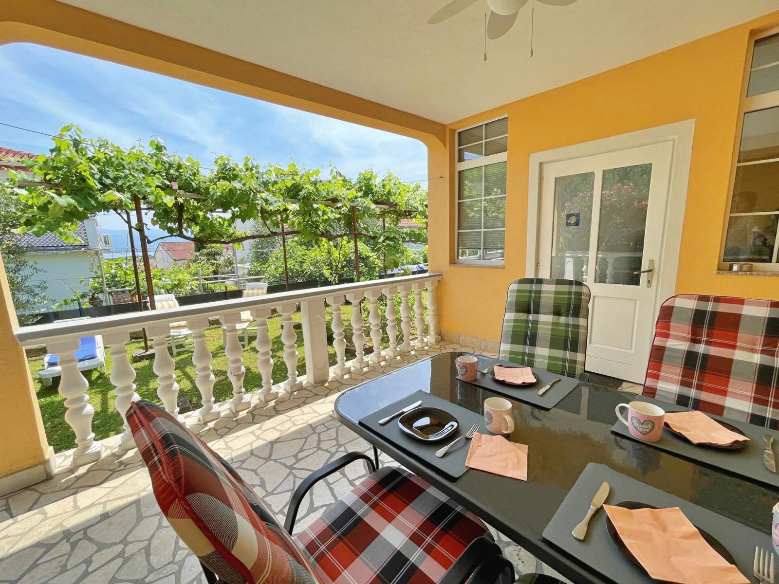 Appartamento Mara A4 – Terrazza e vista giardino