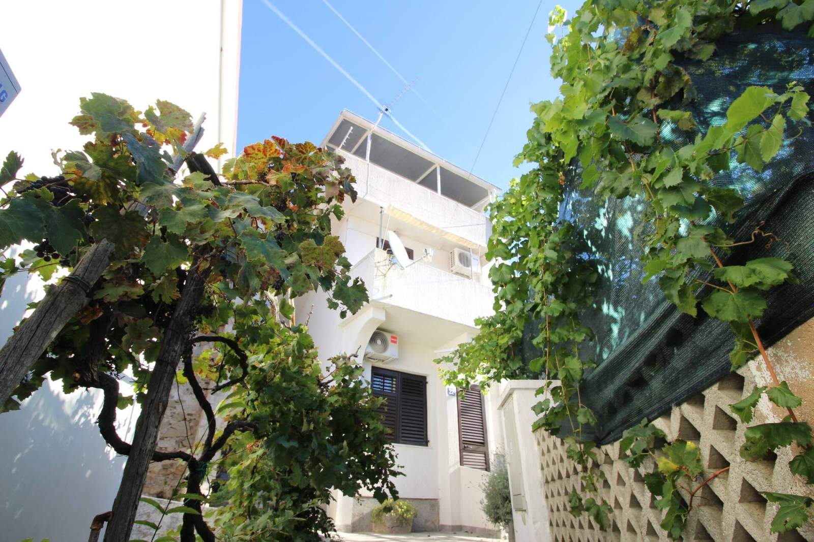 Studio Apartment Bugi - with Balcony