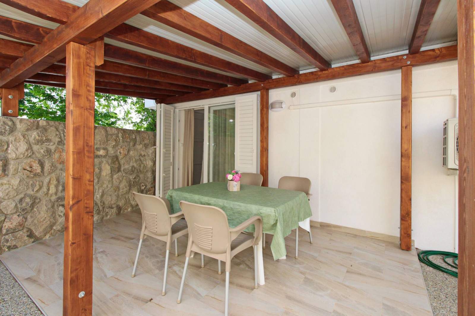 Studio Cugalj – con terrazza coperta, a 300 m dalla spiaggia