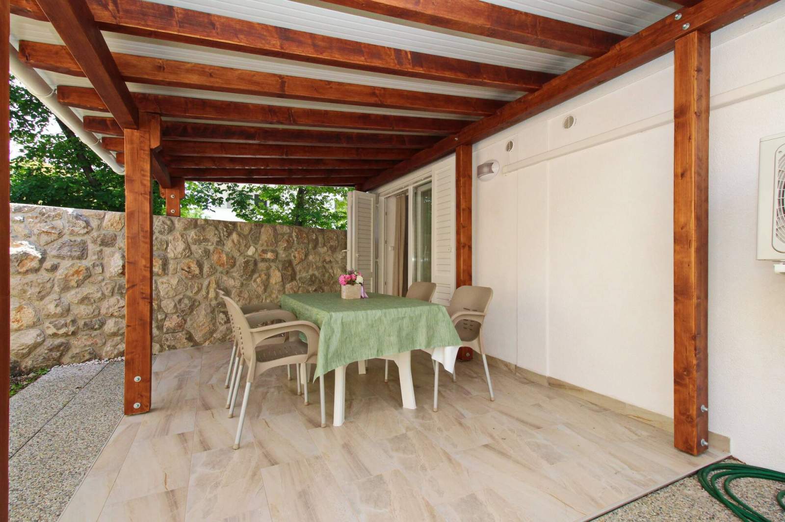 Studio Cugalj – con terrazza coperta, a 300 m dalla spiaggia