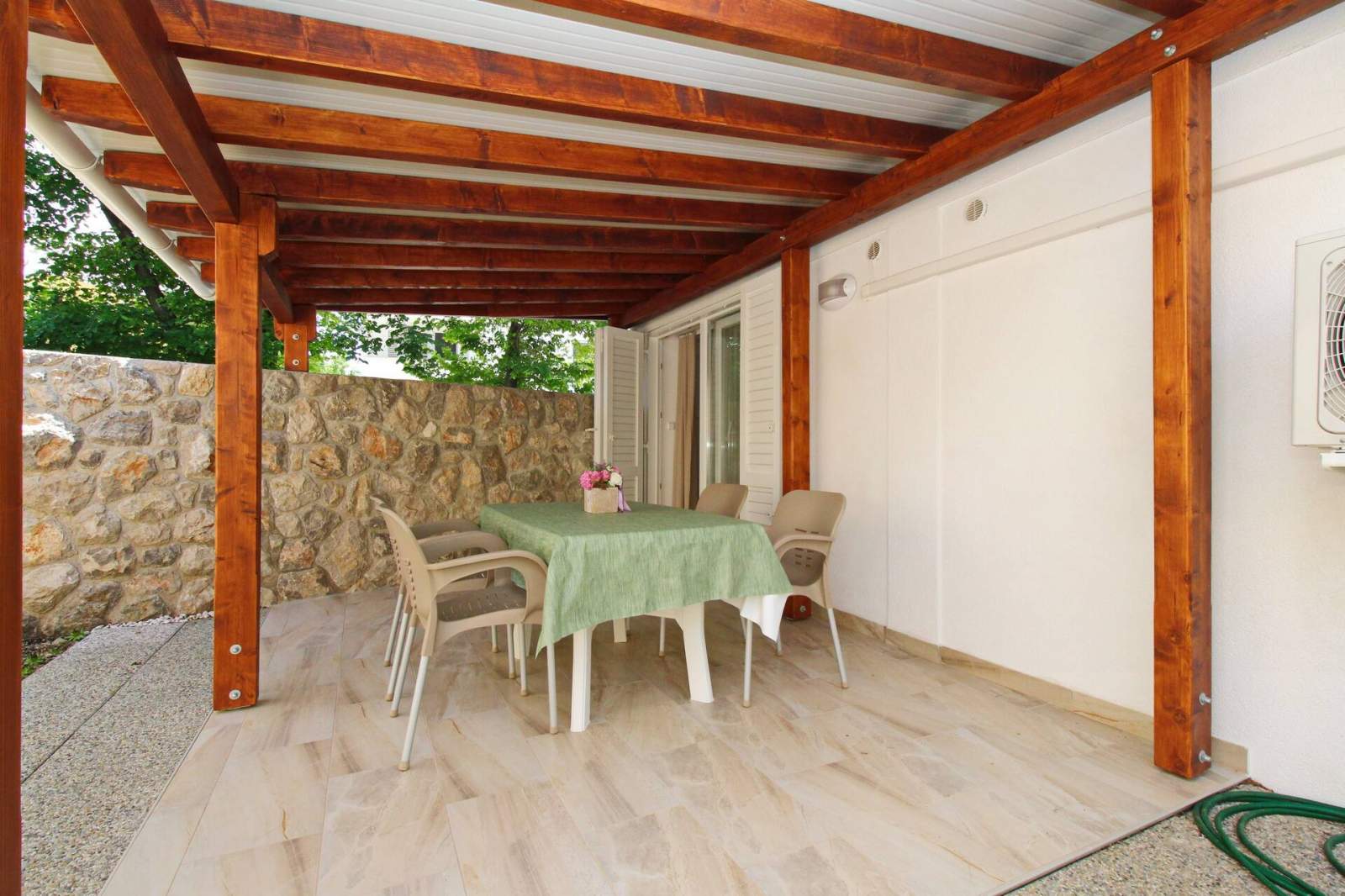 Studio Cugalj – con terrazza coperta, a 300 m dalla spiaggia