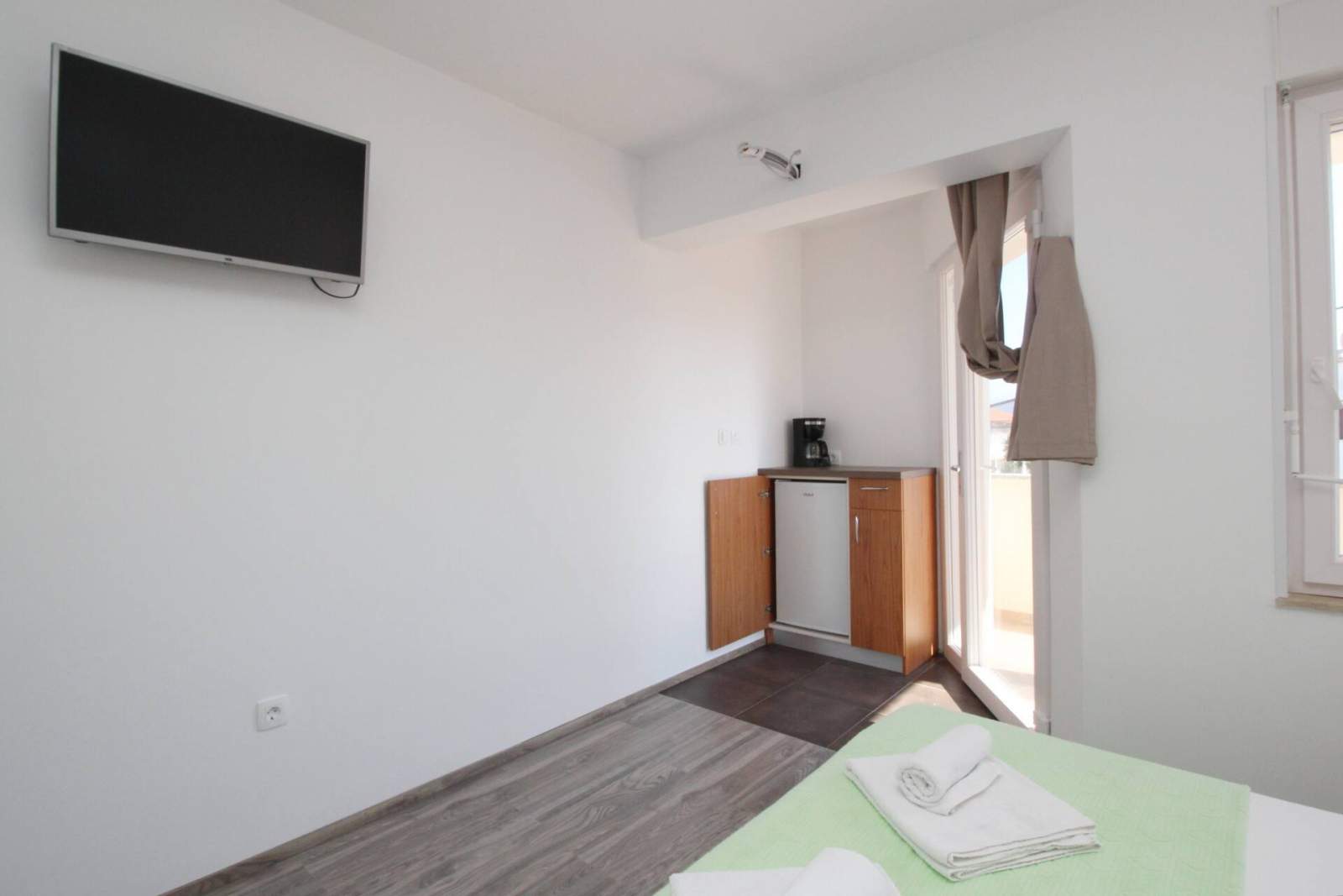 Camera Dekanic n.3 – con mini frigorifero e balcone