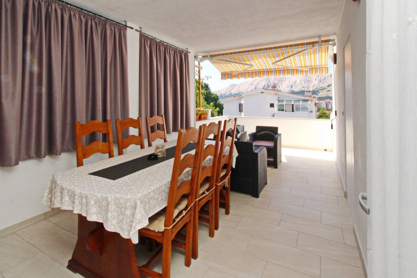Appartamento Karamarko – con balcone grande