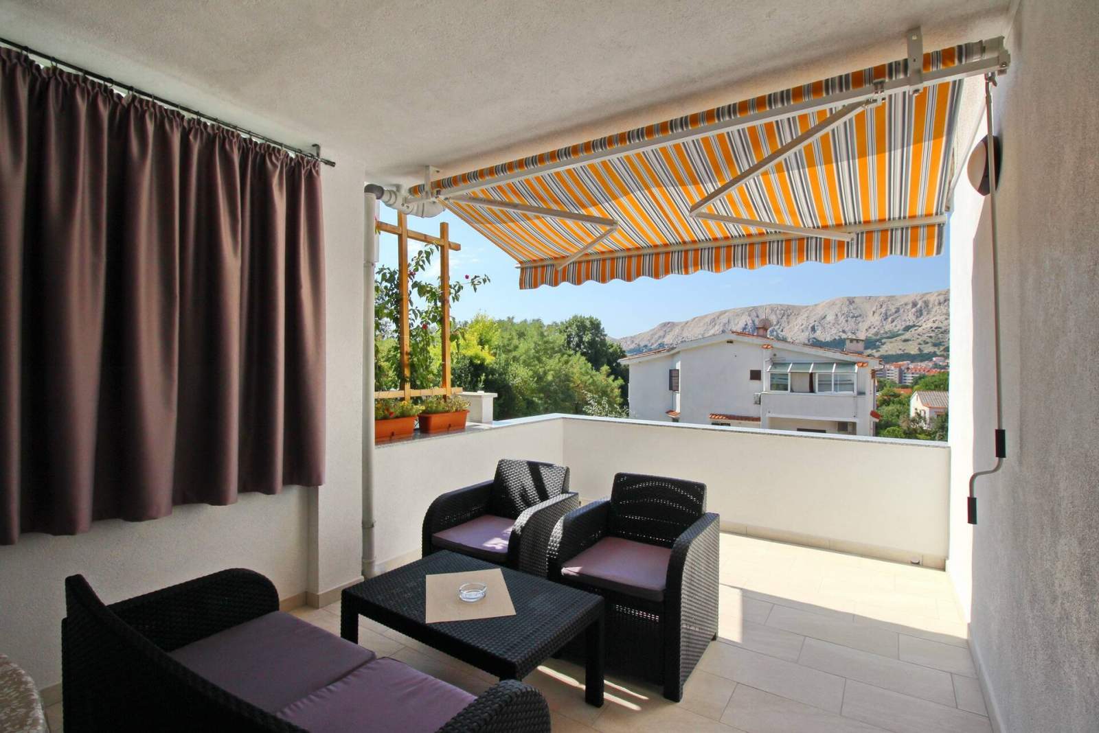Appartamento Karamarko – con balcone grande