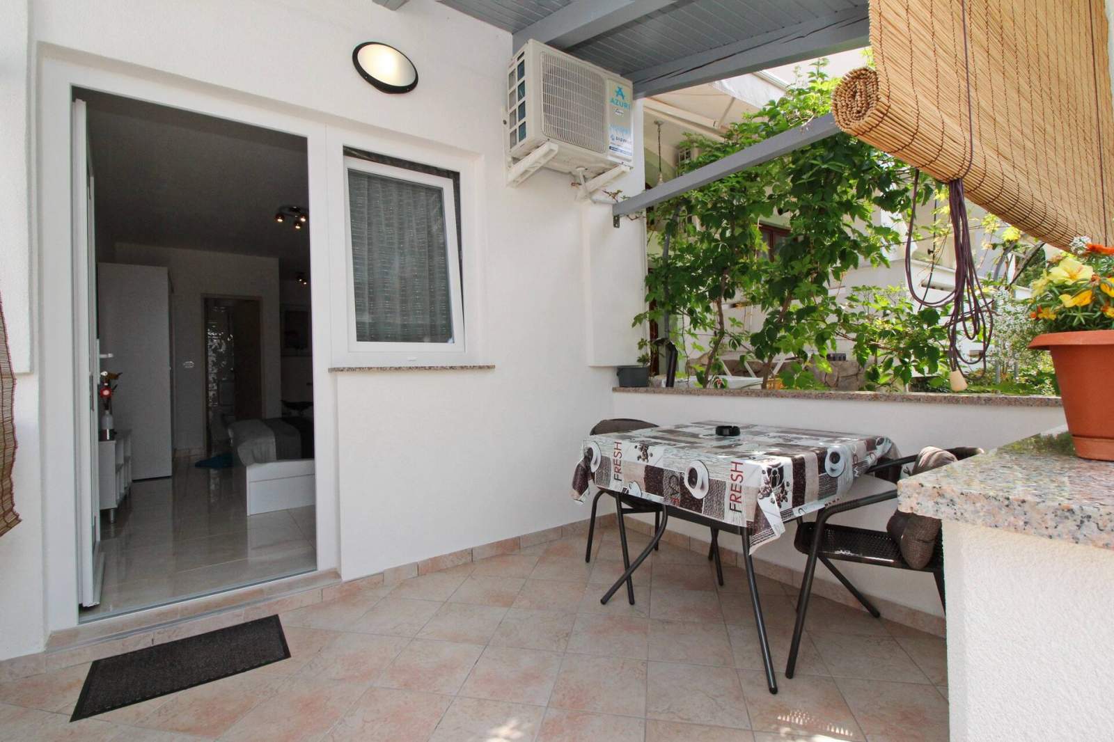 Monolocale Karamarko – con terrazza coperta