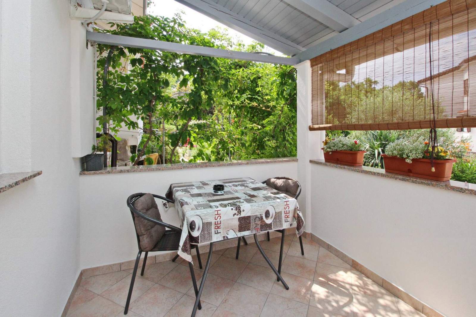 Monolocale Karamarko – con terrazza coperta