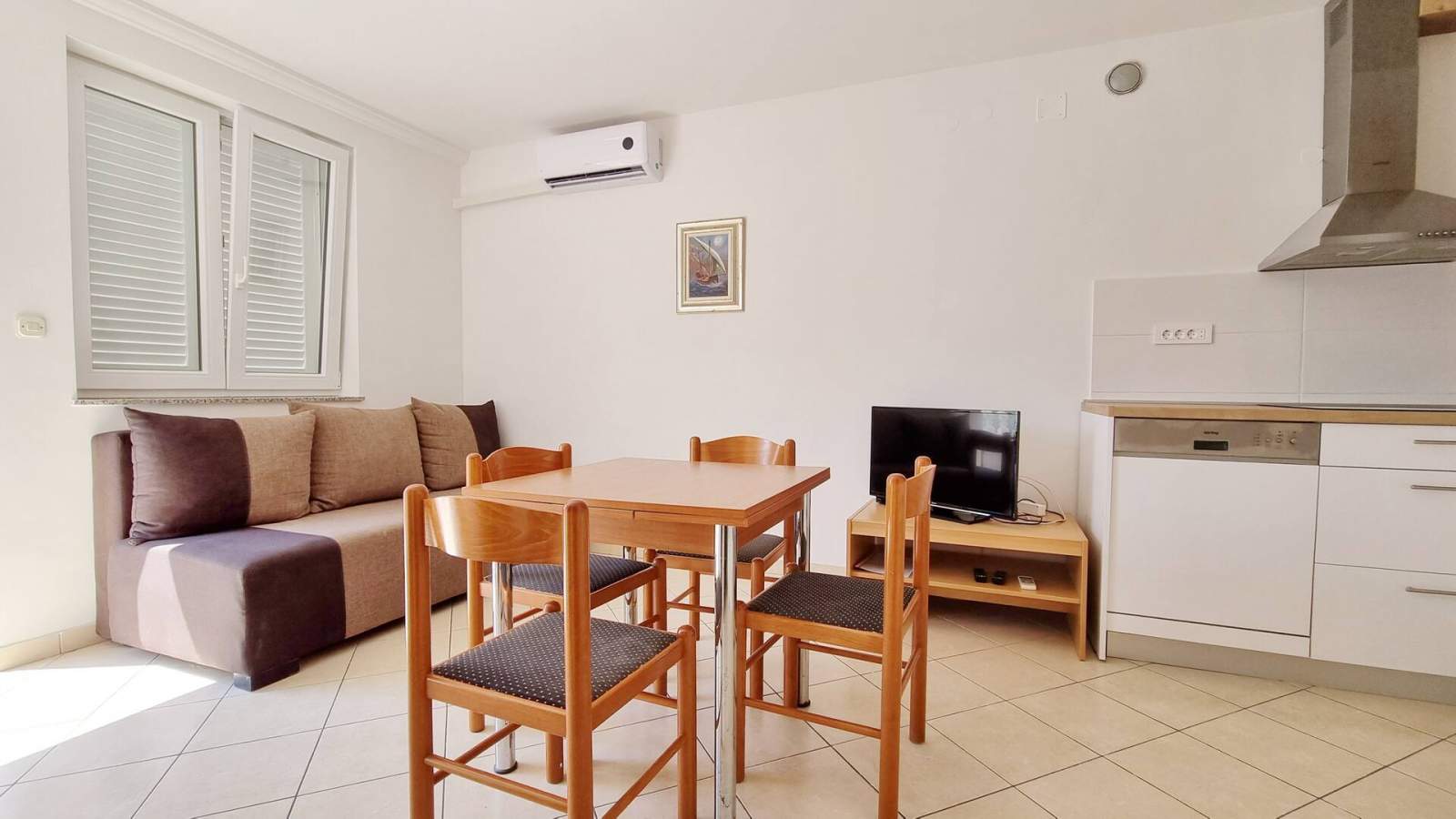 Appartamento Lovincic No.1 – con terrazza, a 200 m dalla spiaggia