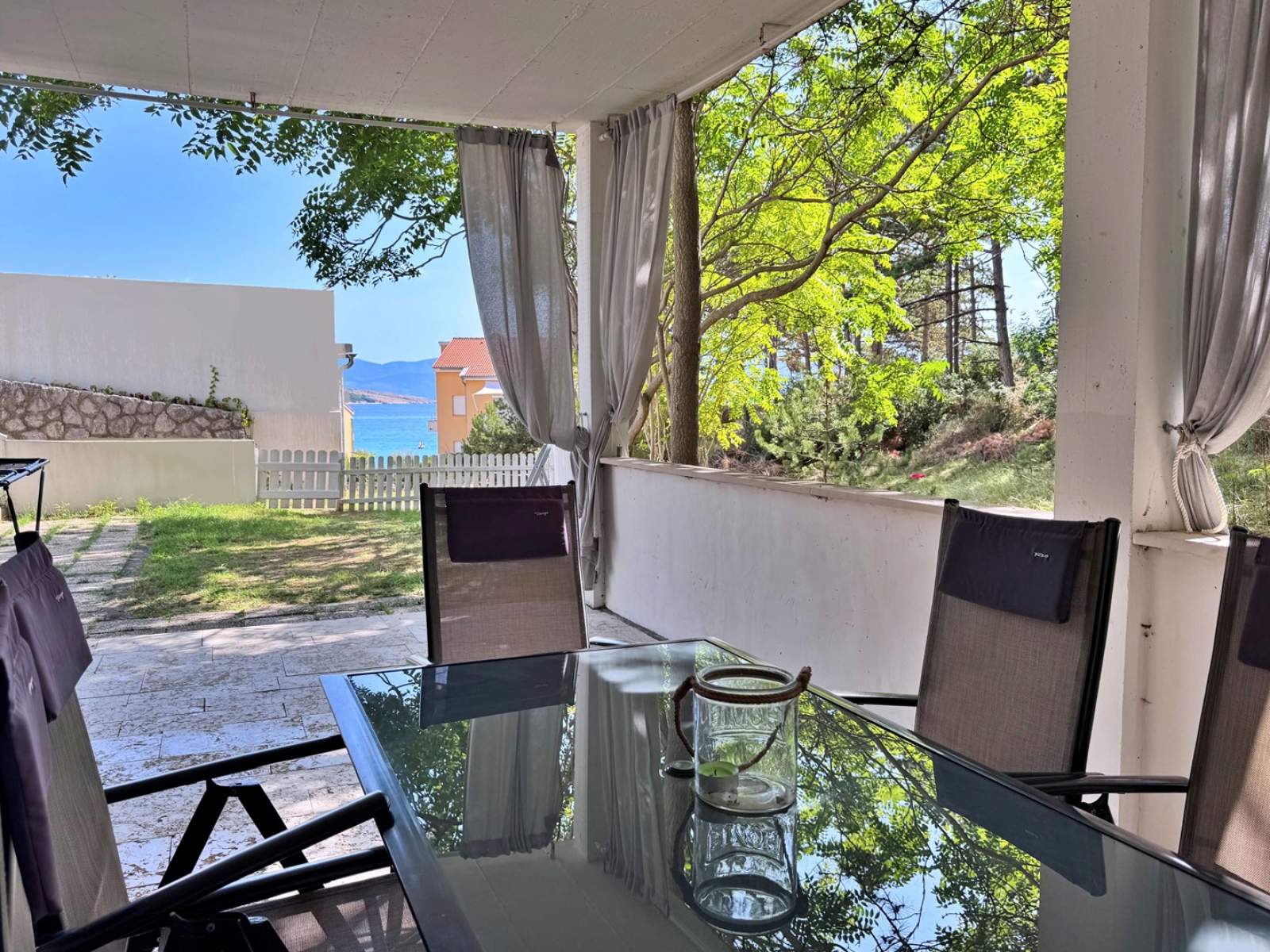 Appartamento Starčević - Filipović con cortile e barbecue, a 150 m dalla spiaggia