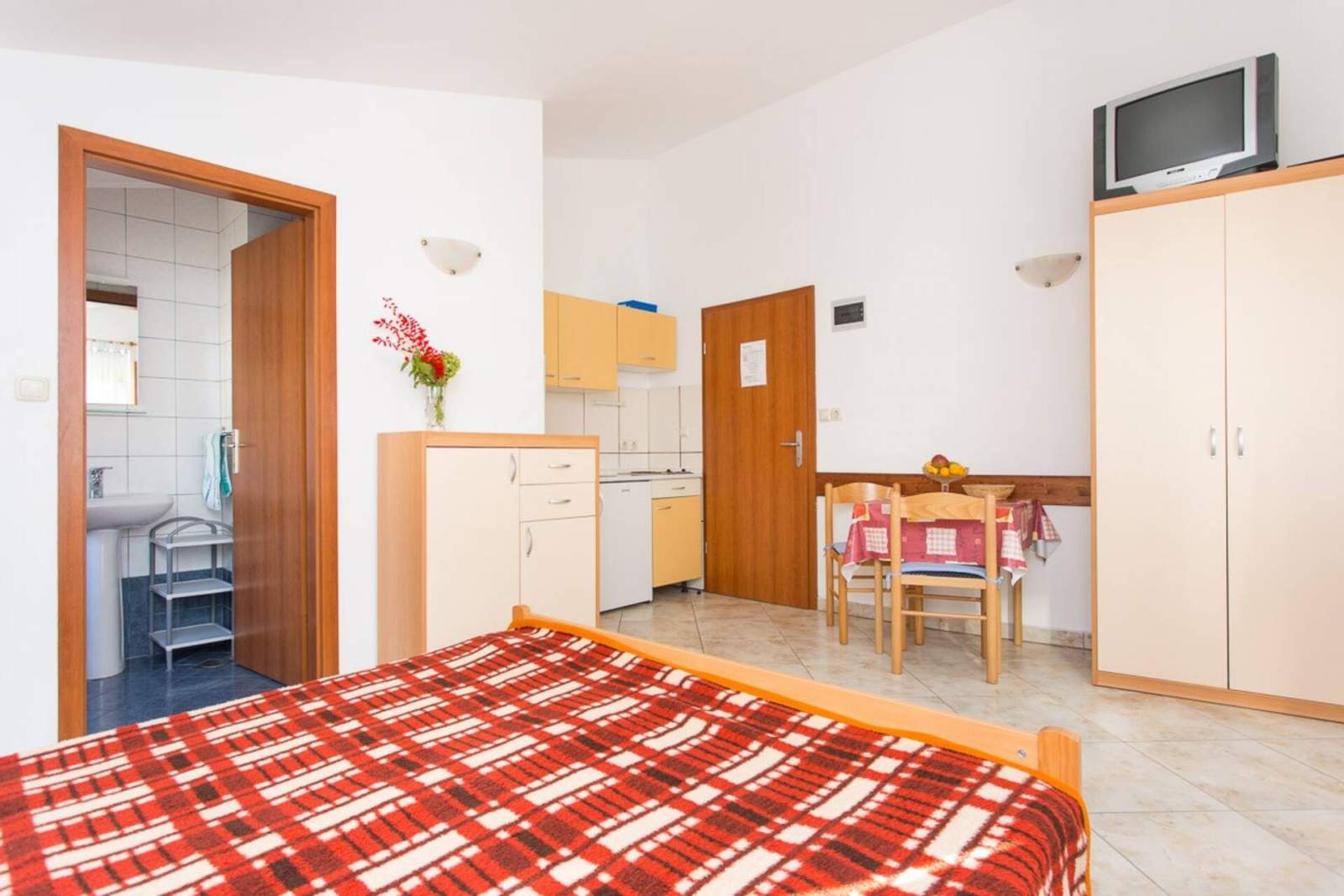 Studio Zic br. 2 - bez balkona, 350 m od plaže