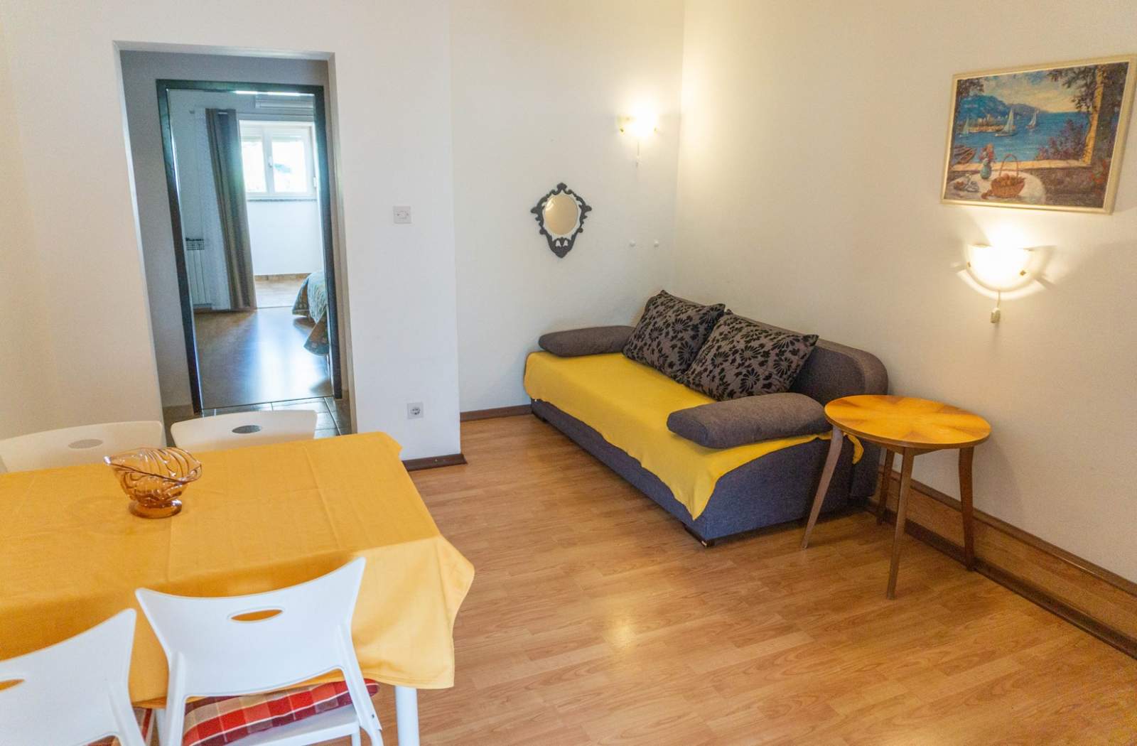 Appartamento Petrica n. 3 - con balcone, situato nel tranquillo villaggio di Jurandvor vicino a Bask