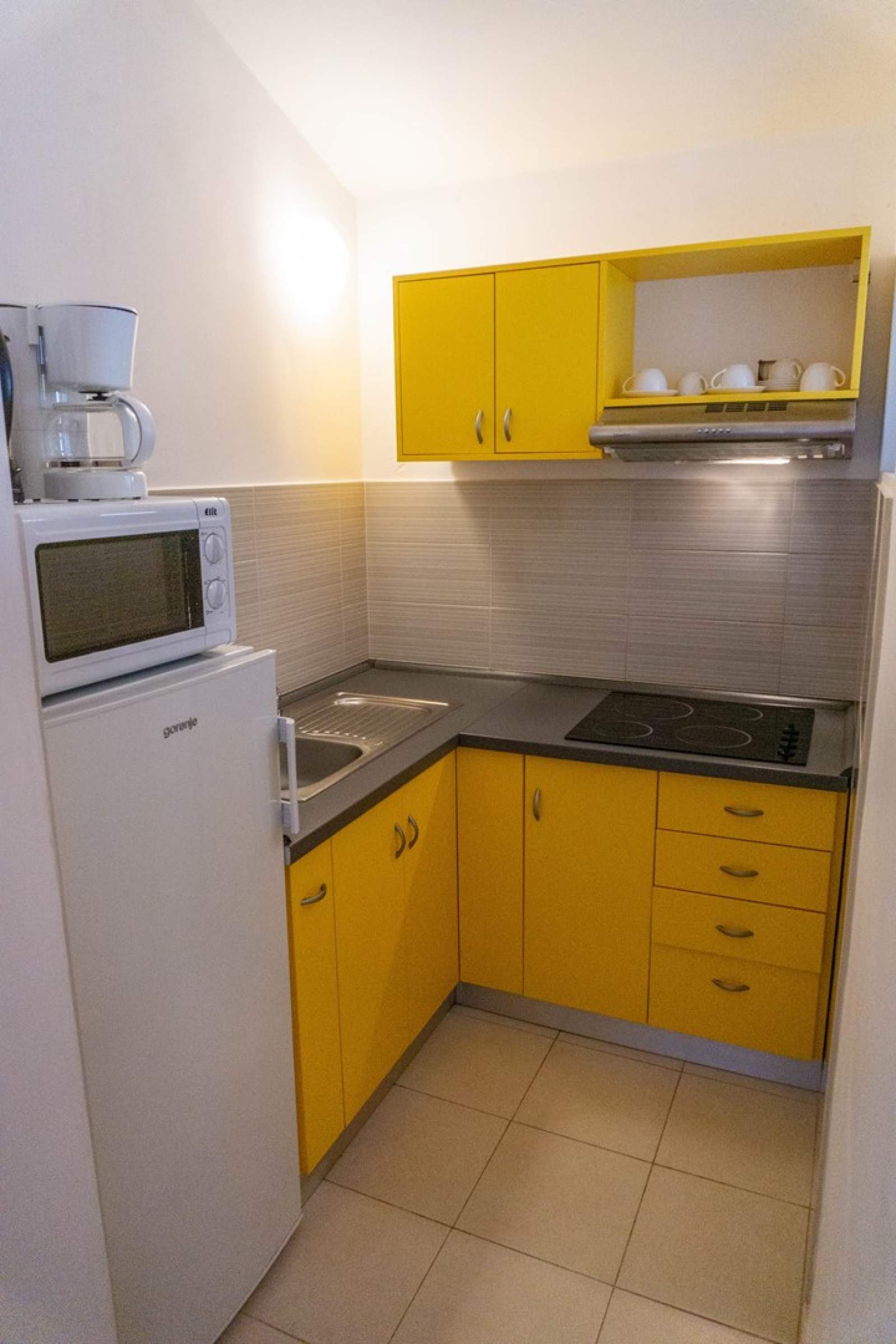 Appartamento Petrica n. 3 - con balcone, situato nel tranquillo villaggio di Jurandvor vicino a Bask